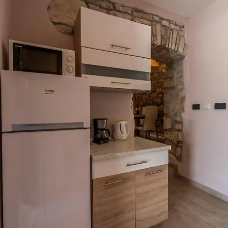 Anitea 아파트 풀라