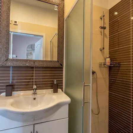 Anitea 아파트 풀라